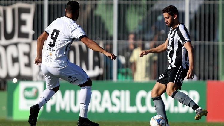 Jogadores de Botafogo e Americano disputam bola - Vitor Silva/SS Press/Botafogo - Vitor Silva/SS Press/Botafogo