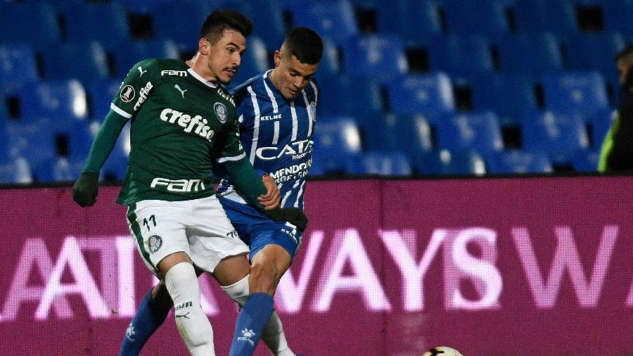 Willian, do Palmeiras, em lance com Agustín Aleo, do Godoy Cruz, em jogo pela Libertadores - Andres Larrovere / AFP