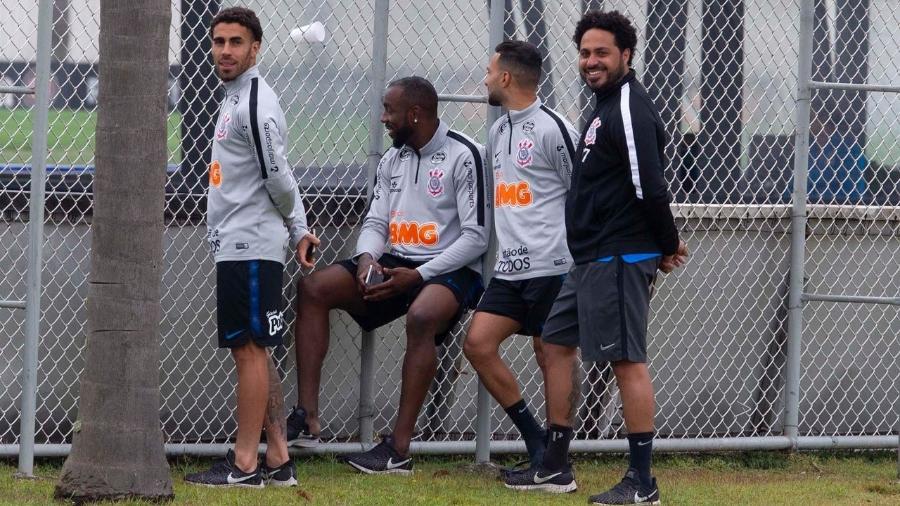 Gabriel, volante do Corinthians, ao lado de Manoel, Clayson e Caio Mello assiste jogo-treino no CT - Daniel Augusto Jr./Agência Corinthians
