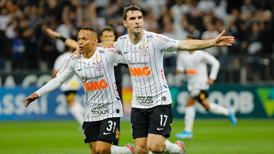 Boselli comemora um dos dois gols que marcou na vitória do Corinthians contra o Fortaleza por 3 a 2 - Daniel Vorley/AGIF