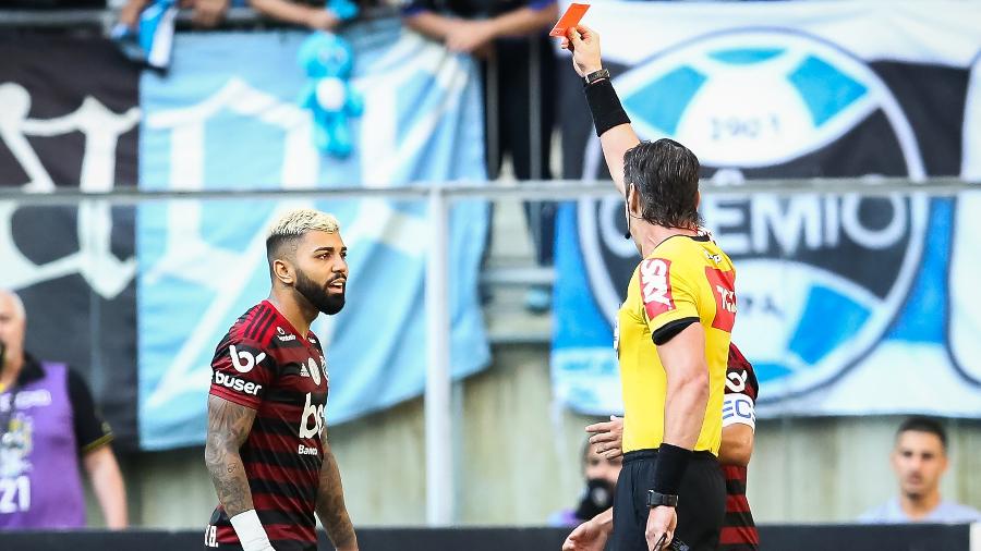 Gabriel, atacante do Flamengo, é expulso pelo árbitro Raphael Claus durante partida contra o Grêmio, pelo Campeonato Brasileiro - Pedro H. Tesch/AGIF
