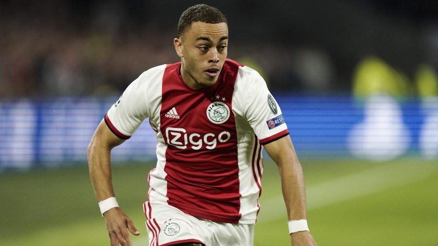 Lateral de 19 anos deve sair do Ajax e atuar pelo Barcelona nas próximas semanas - Kenzo Tribouillard/AFP