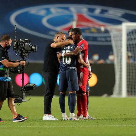 Neymar é consolado pelo técnico do Bayern e Alaba após derrota na final - Pool/Getty Images