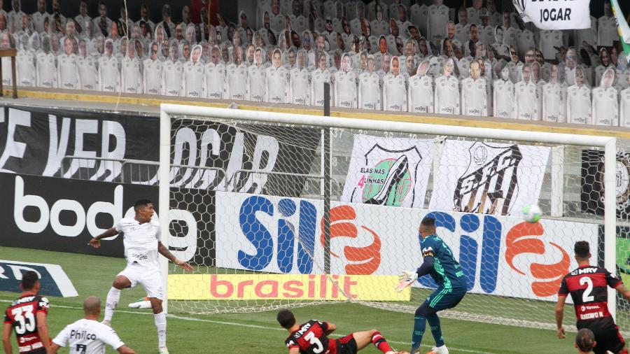Gol de Raniel, do Santos, contra o Flamengo, foi anulado com a intervenção da arbitragem de vídeo: impedimento - Fernanda Luz/AGIF