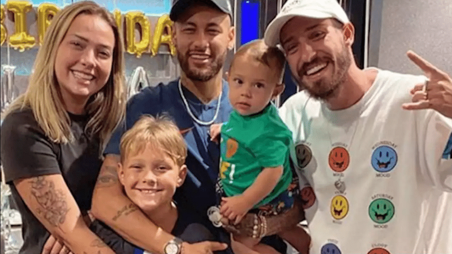 Neymar posa ao lado do filho, Carol Dantas e o marido Vinicius Martinez - Divulgação