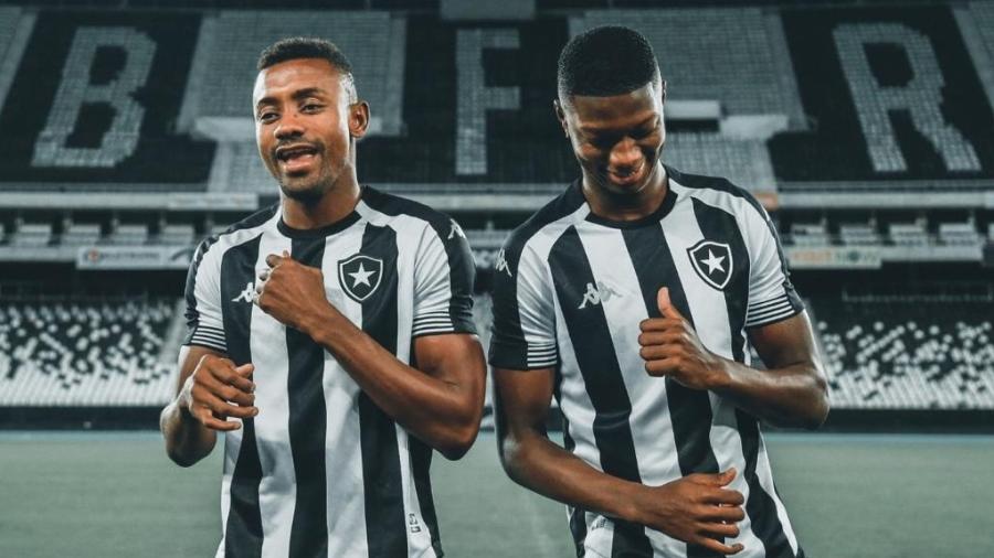 Kalou e Matheus Babi com a camisa 1 do Botafogo para 2020/2021 - Vítor Silva/Botafogo