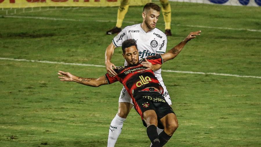 Hernane Brocador enfrenta marcação do palmeirense Alan Empereur - Paulo Paiva/AGIF