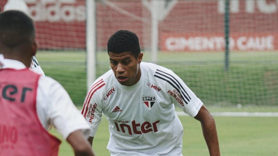 Gabriel Sara, meio-campista do São Paulo, treinou entre os titulares na manhã de hoje - Divulgação/São Paulo