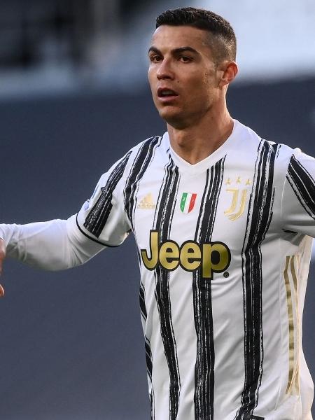 Cristiano Ronaldo comemora primeiro gol da partida entre Juventus e Napoli pelo Campeonato Italiano - Marco BERTORELLO / AFP