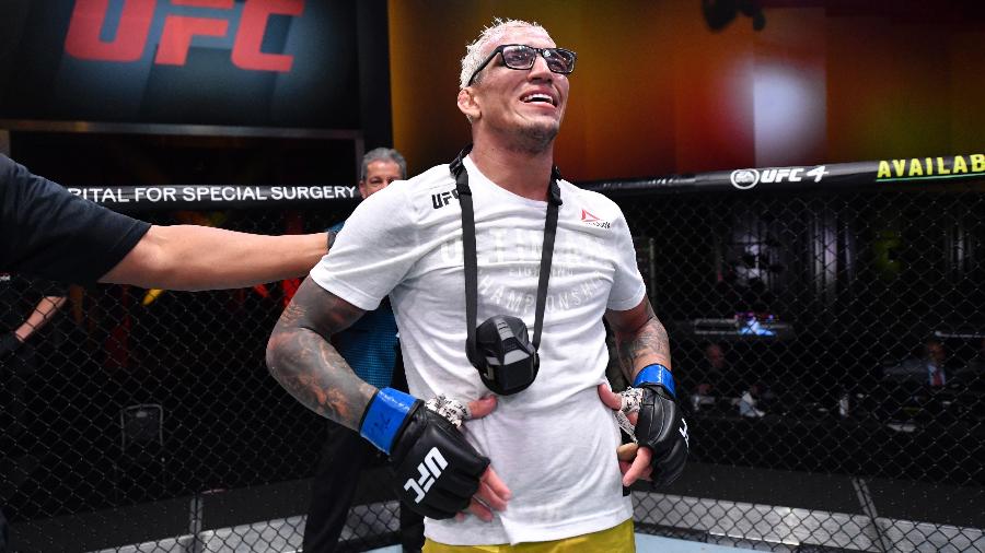 Charles do Bronx comemora vitória contra Tony Ferguson - Jeff Bottari/Zuffa LLC via Getty Images