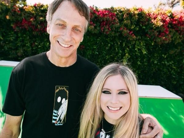 Tony Hawk posa ao lado da cantora Avril Lavigne