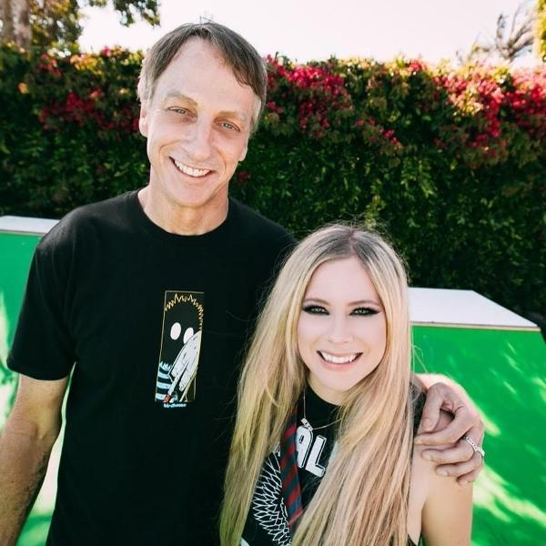 Tony Hawk posa ao lado da cantora Avril Lavigne