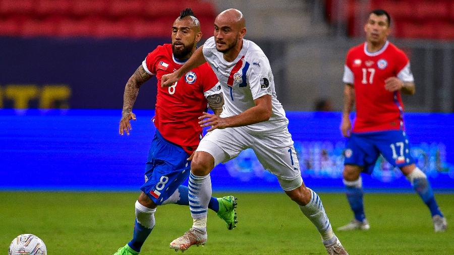 Vidal encontra dificuldades para criar jogadas contra o Paraguai em jogo do Chile - Mateus Bonomi/AGIF