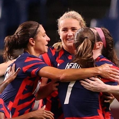 Rose Lavelle comemora com as colegas de seleção após marcar para os Estados Unidos contra a Nova Zelândia nas Olimpíadas de Tóquio - Molly Darlington/Reuters