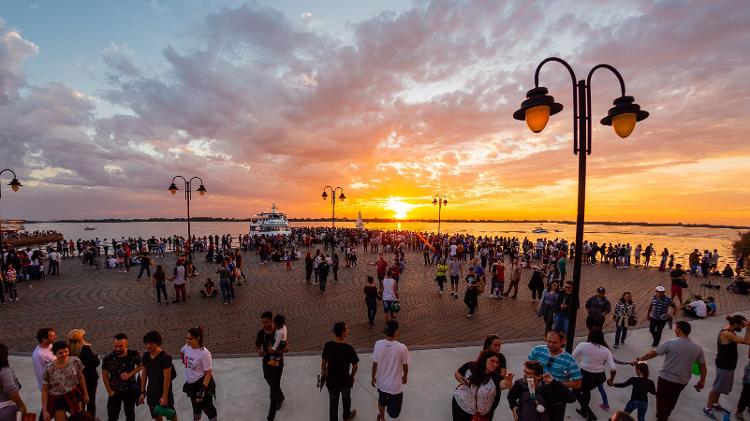 La población de Porto Alegre en la costa de Guaíba sigue la famosa puesta de sol de la ciudad - Cesar Lopes / PMPA - Cesar Lopes / PMPA