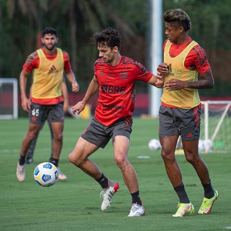 Rodrigo Caio e Bruno Henrique disputam lance em treino do Flamengo - Alexandre Vidal/CRF