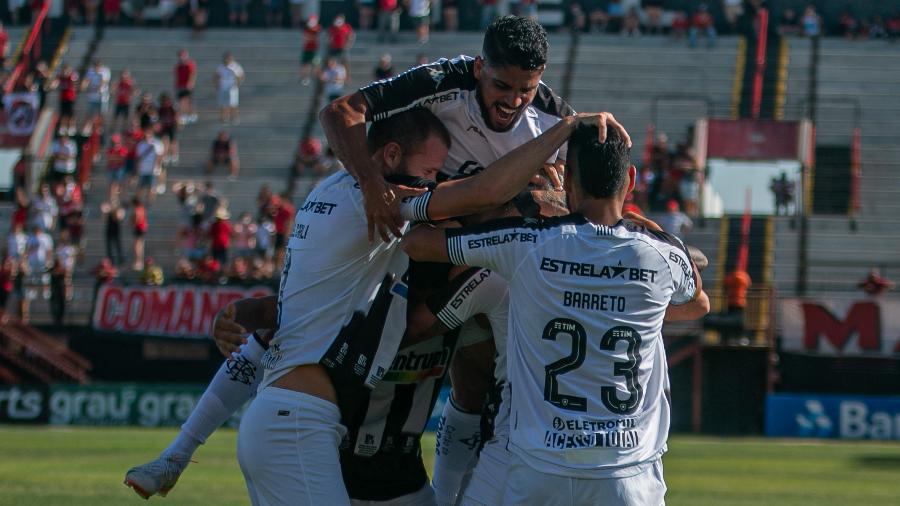 Jogadores do Botafogo comemoram gol de Diego Gonçalves contra o Brasil de Pelotas na Série B - Volmer Perez/AGIF