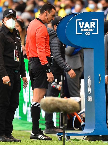 Árbitro colombiano Wilmar Roldán observa monitor do VAR - RODRIGO BUENDIA/AFP