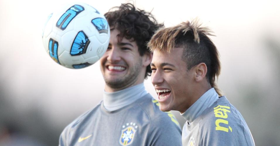 2011 - Alexandre Pato e Neymar durante treino em Los Cardales, Argentina