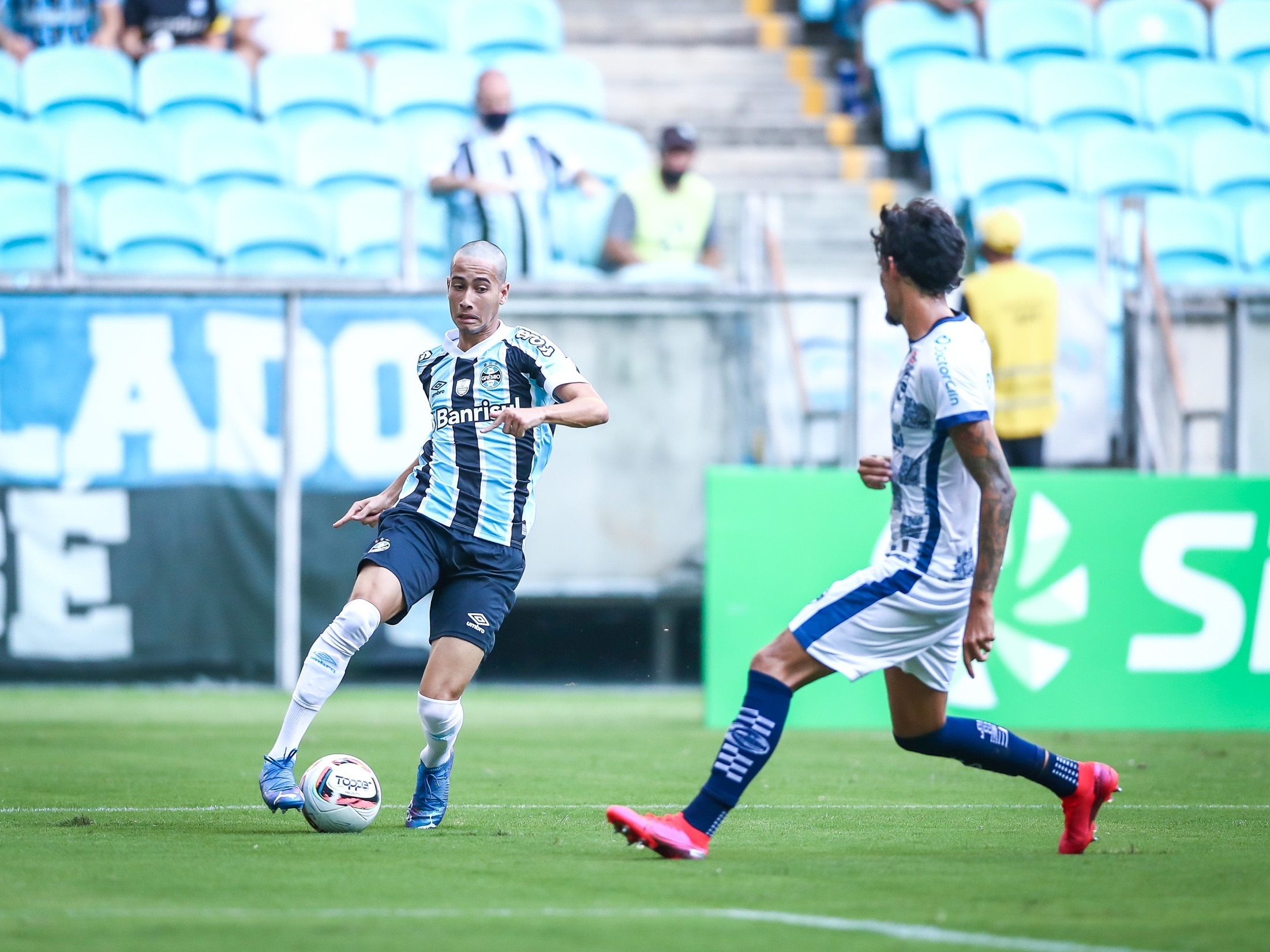 Jovem da base do Grêmio pede desculpas por erro em estreia contra