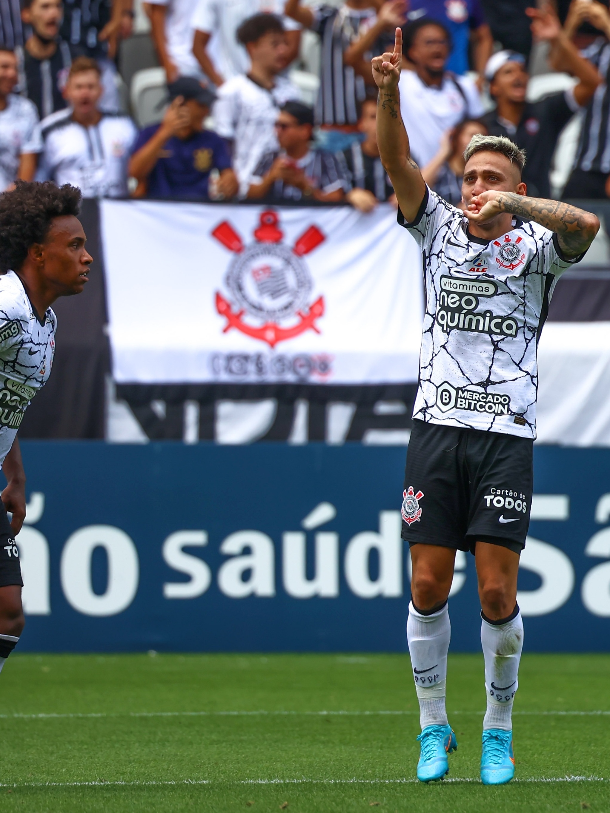 Corinthians vence o Red Bull Bragantino e ergue taça da Copa