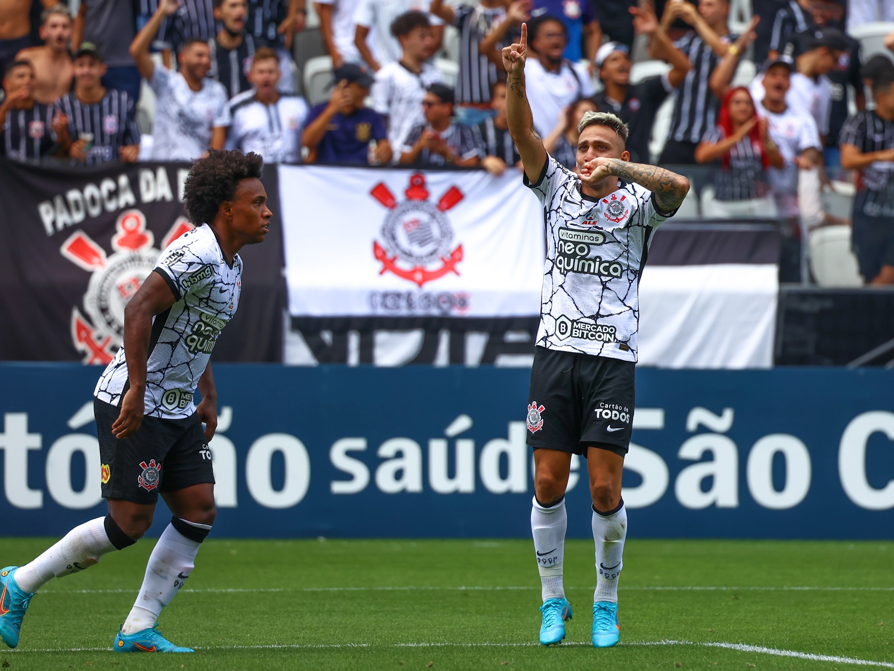 Corinthians vence Bragantino e fica mais perto do título da Copa