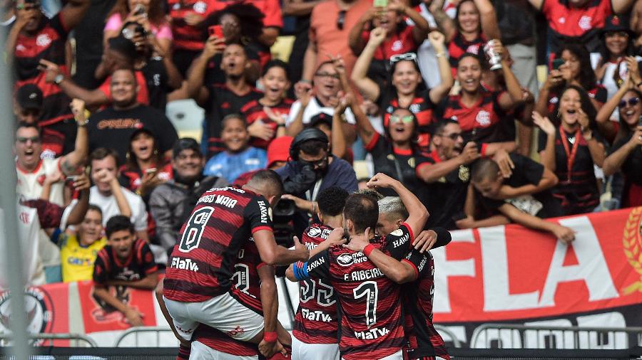 Jogadores do Flamengo comemoram gol durante partida contra o São Paulo. Time está em ascensão - Thiago Ribeiro/AGIF