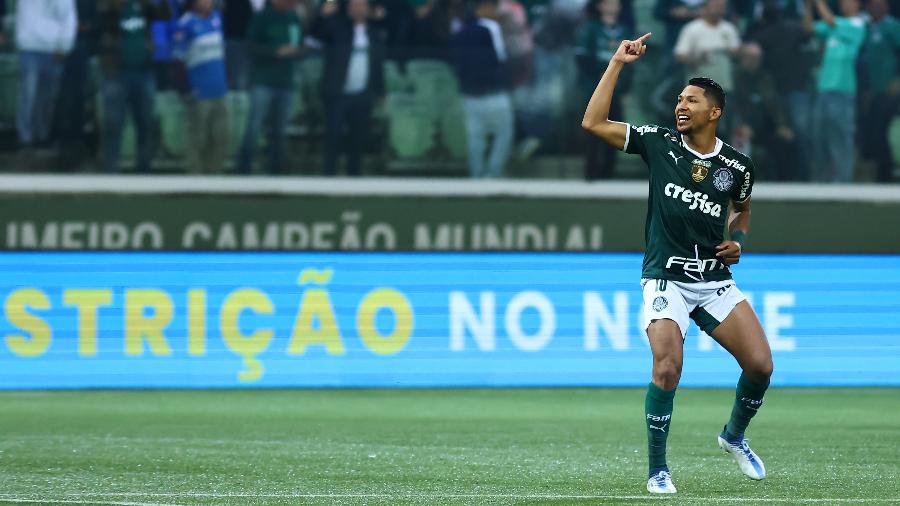 Rony, do Palmeiras, comemora seu gol contra o Botafogo pelo Campeonato Brasileiro - Marcello Zambrana/AGIF