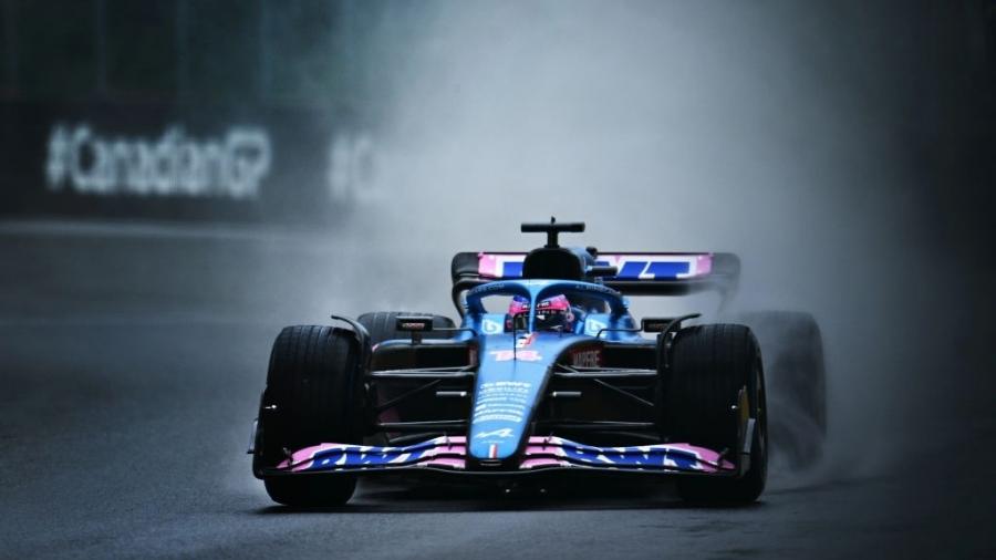 Fernando Alonso, da Alpine, encara pista molhada do Circuito Gilles-Villeneuve durante treino livre de hoje (18) - Clive Mason/Getty Images