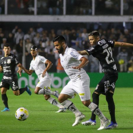 Felipe Jonatan e Adson disputam a bola em Santos x Corinthians, jogo da Copa do Brasil - Fernanda Luz/AGIF