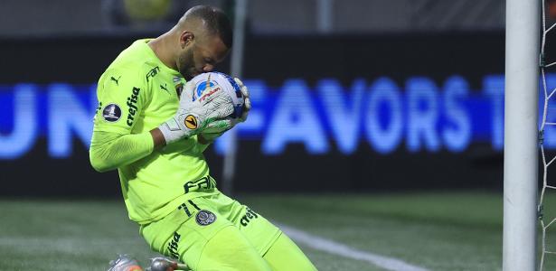 Weverton beija a bola após defender pênalti de Rubens em Palmeiras X Atlético-MG