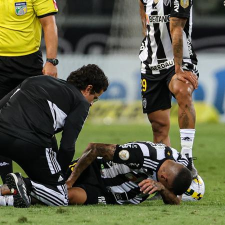 Guilherme Arana, do Atlético-MG, se lesionou durante partida contra o RB Bragantino no Brasileirão - GILSON JUNIO/W9 PRESS