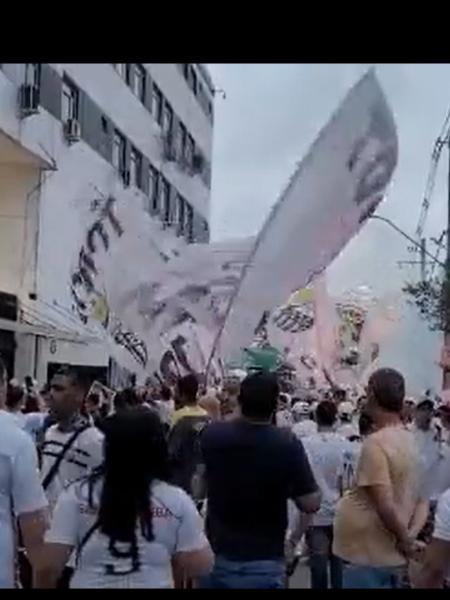 Torcedores do Santos fazem protesto após derrota para o Fortaleza, na Vila - Reprodução Canal "De olho no Peixe"