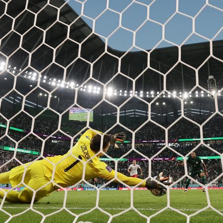 Wojciech Szczesny defendeu penalidade cobrada por Salem Al-Dawsari na partida entre Polônia e Arábia Saudita - Hector Vivas - FIFA/FIFA via Getty Images