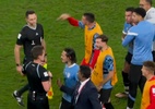 Jogadores do Uruguai se revoltam com fim do jogo e Muslera empurra árbitro - Reprodução/Globo