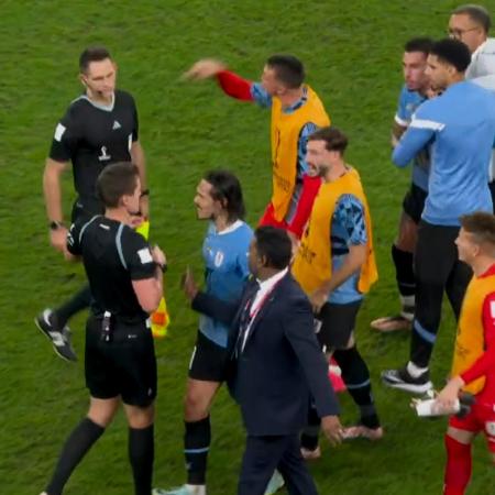 Muslera e outros jogadores do Uruguai partem para cima de árbitro no fim da partida contra a Gana na Copa do Qatar - Reprodução/Globo