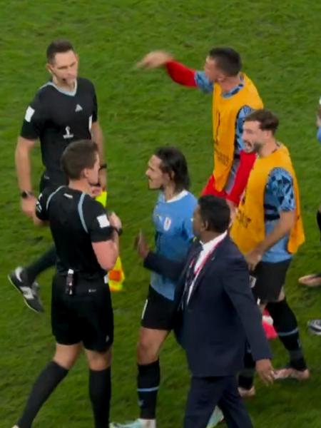 Muslera e outros jogadores do Uruguai partem para cima de árbitro no fim da partida contra a Gana na Copa do Qatar - Reprodução/Globo