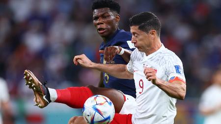 Lewandowski e Tchouameni disputam a bola na partida de oitavas de final entre França x Polônia na Copa do Qatar - picture alliance/dpa/picture alliance via Getty I - picture alliance/dpa/picture alliance via Getty I