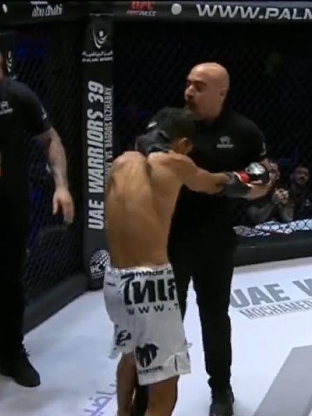 Lutador Ilkhom Nazimov tenta golpear juiz em luta do MMA - Reprodução