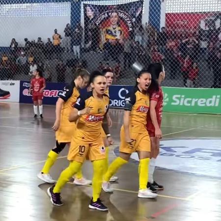 Jogadoras do Taboão Magnus comemoram gol na partida
