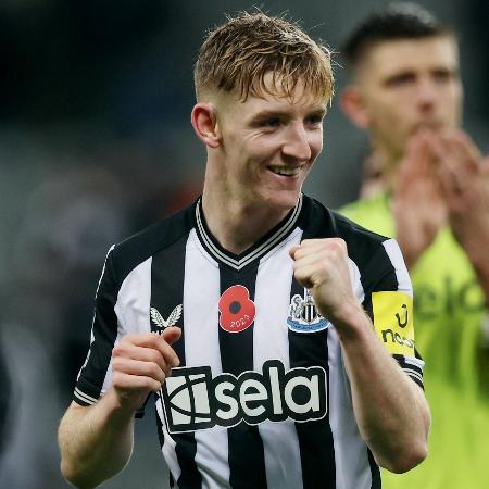 Anthony Gordon celebra gol do Newcastle sobre o Arsenal em jogo do Campeonato Inglês