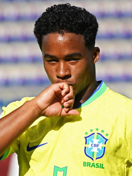 Endrick comemora gol em Bolívia x Brasil, jogo do Pré-Olímpico