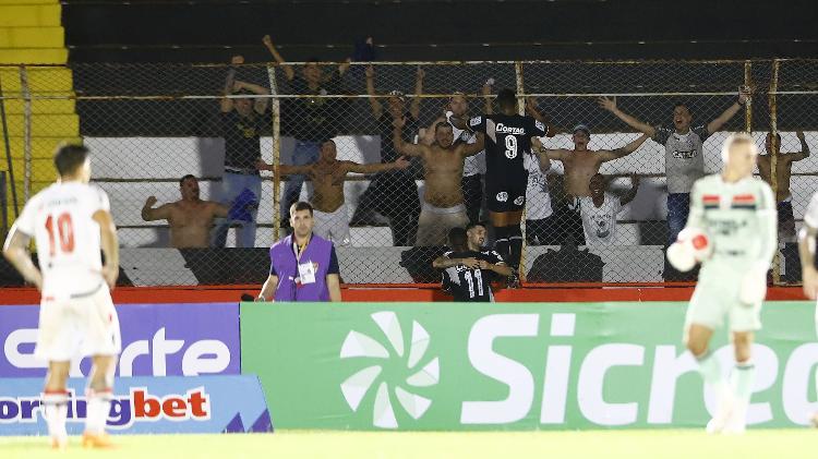 Jeh celebra gol sobre o Botafogo-SP com torcedores da Ponte Preta; atacante tomou amarelo