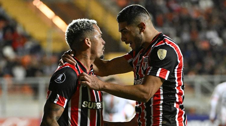 Luciano e Michel Araújo comemoram gol em Cobresal x São Paulo, jogo da Libertadores
