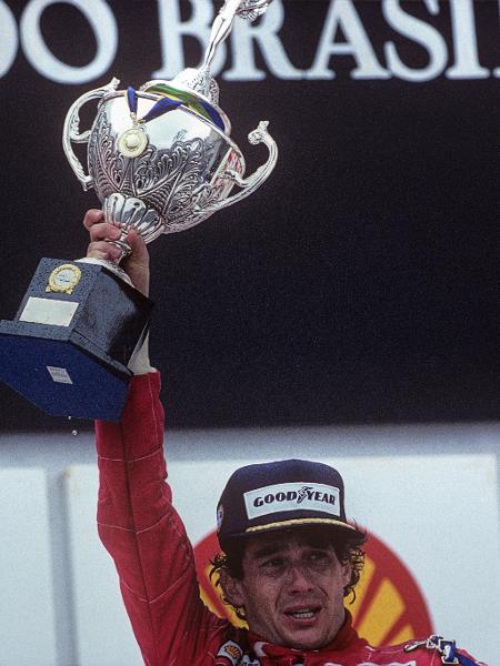 Ayrton Senna com o troféu do GP do Brasil de 1991