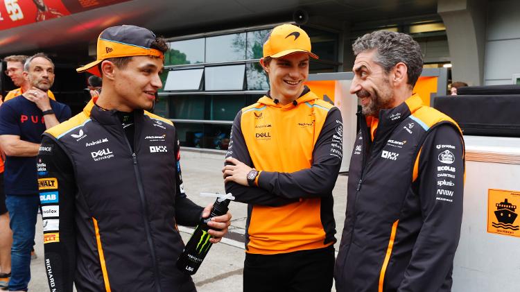 Os pilotos da McLaren Lando Norris (esq) e Oscar Piastri (centro) com o chefe Andrea Stella
