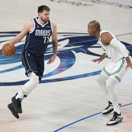 Al Horford defendendo Luka Doncic no jogo 3 das finais da NBA