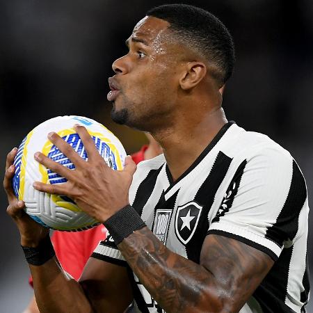 Júnior Santos, do Botafogo, reclama durante jogo contra o Athletico, pelo Campeonato Brasileiro