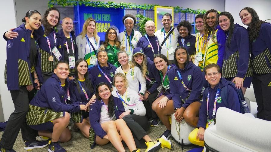 Janja da Silva tira foto com jogadoras de handebol e dirigentes do COB