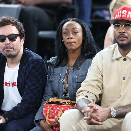 Jimmy Fallon, Sha'Carri Richardson e Carmelo Anthony assistem à final do basquete masculino nas Olimpíadas